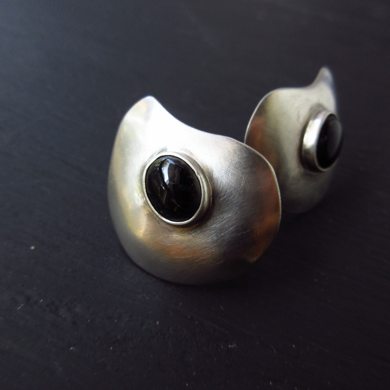 オニキスの艶消しイヤリング