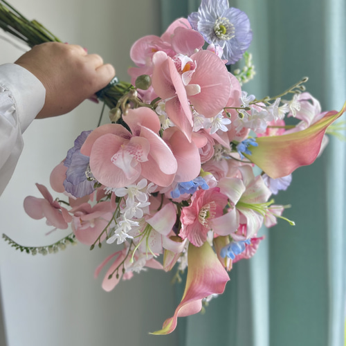 幸せのサムシングブルーとピンクの胡蝶蘭のウェディングブーケ