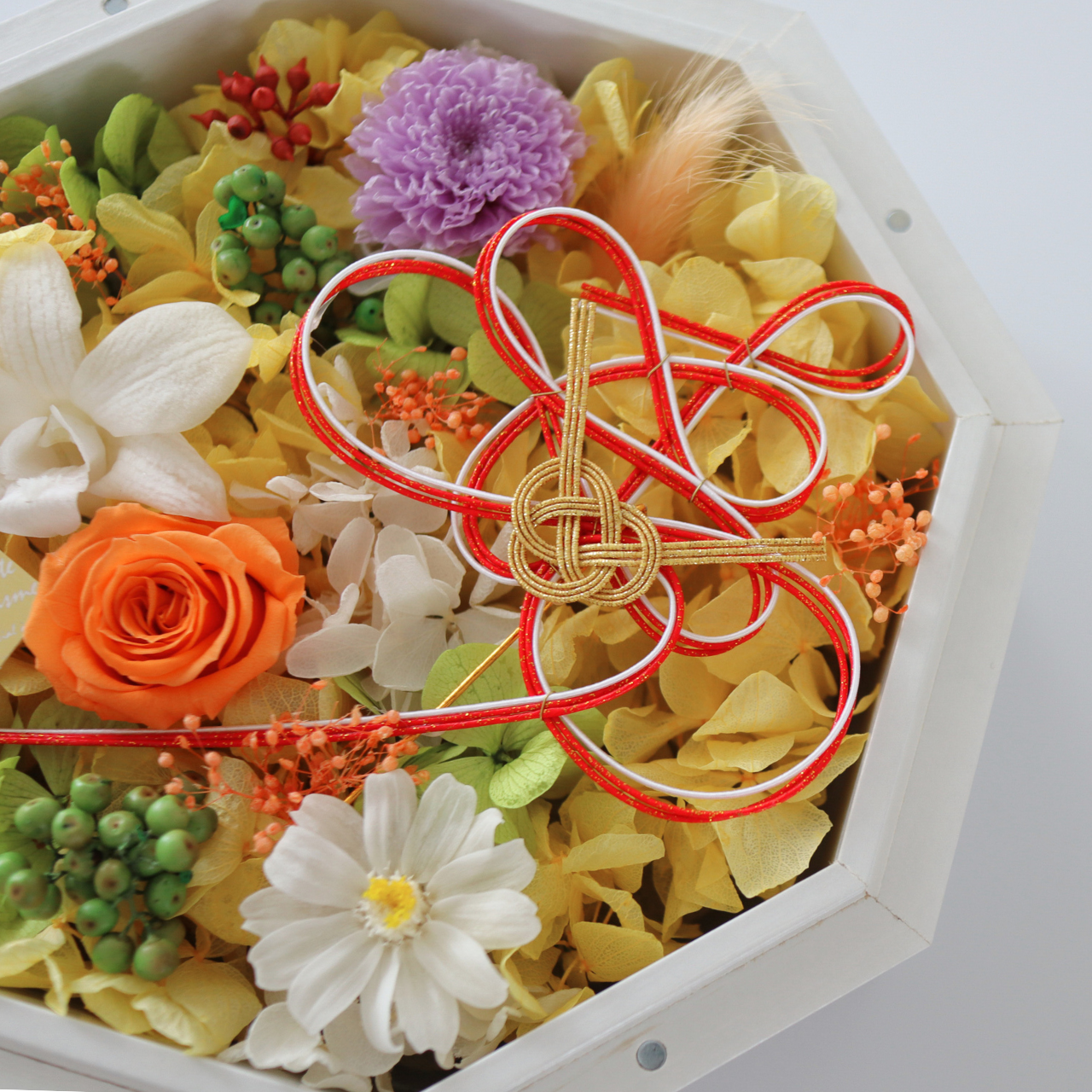 和装の結婚式にはコレ！両親贈呈ギフト、引出物にオススメ！『寿』の水引が印象的な華やかプリザーブドフラワーギフト　結婚祝