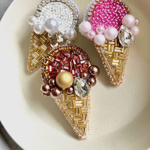 ビーズ刺繍ブローチ ブラウンパール ボリューム 大人 チョコレート