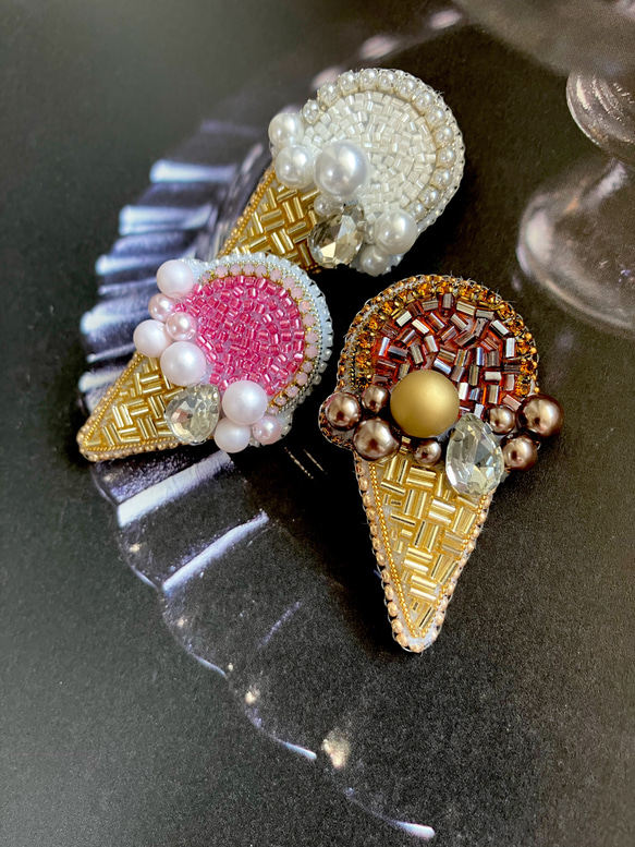 ビーズ刺繍ブローチ ブラウンパール ボリューム 大人 チョコレート
