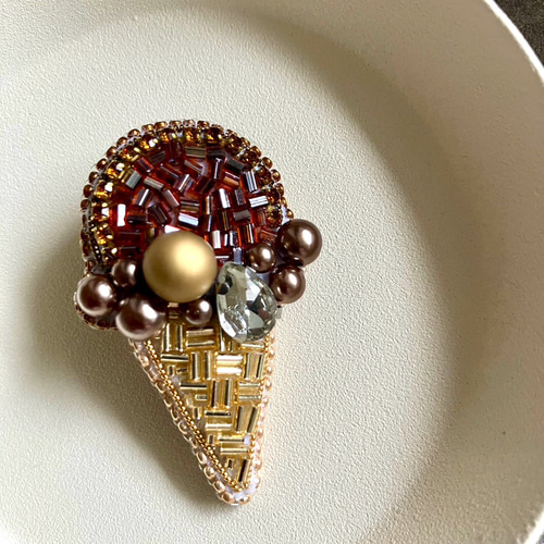 ビーズ刺繍ブローチ ブラウンパール ボリューム 大人 チョコレート