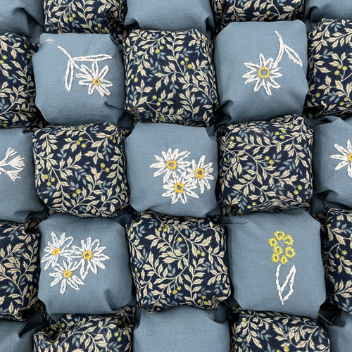 パフのチェアークッション～フラワー刺繍・ブルー2：座るたびに心地よ