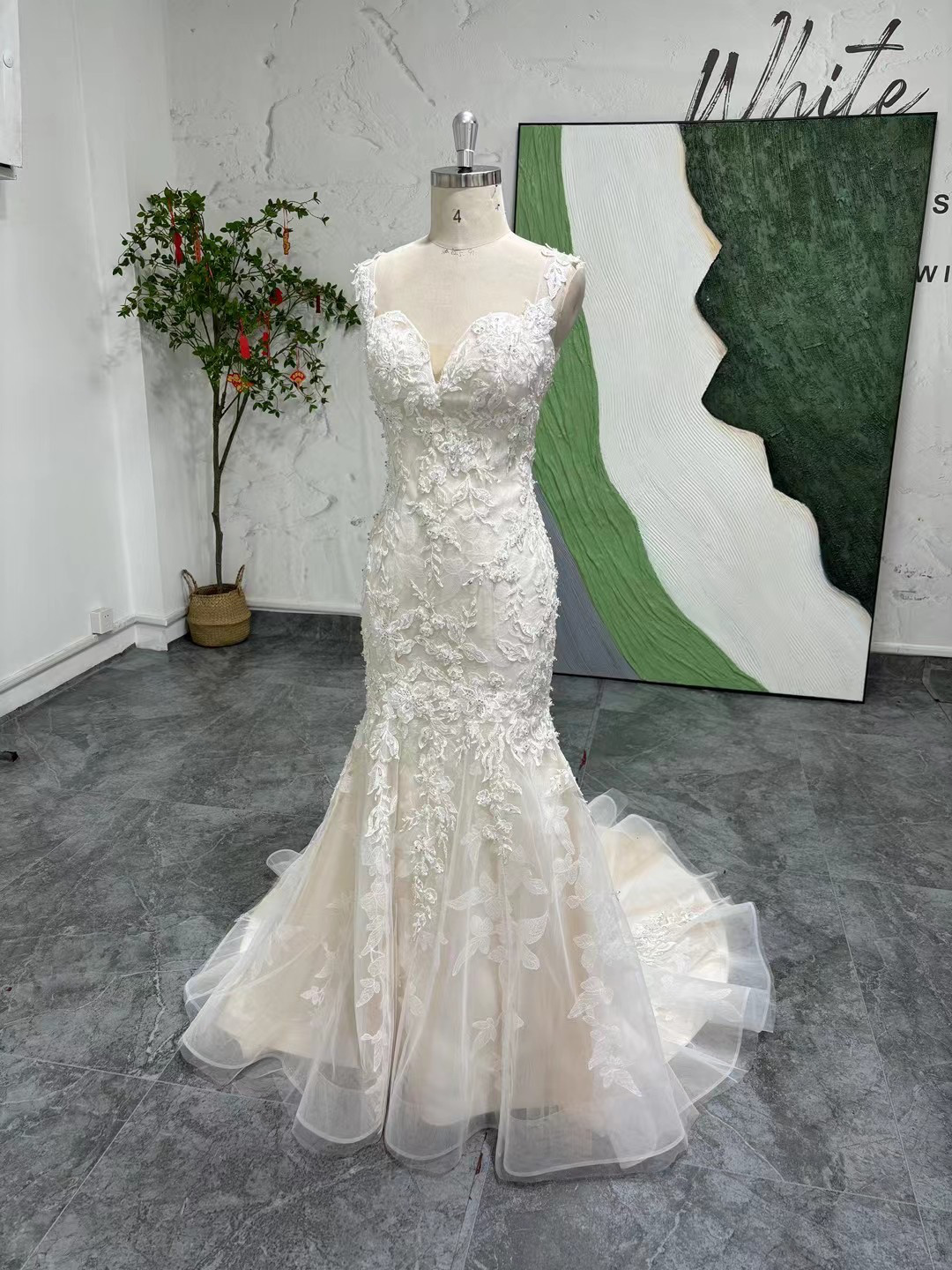 品質保証！肩紐あり　花嫁結婚マーメイドドレス　エレガントなシルエット　トレーン　ファスナー　小枝レース　結婚式挙式前撮り