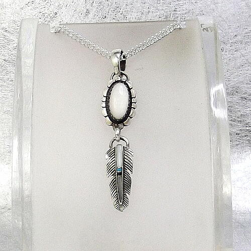 送料無料・未使用！白蝶貝とターコイズ（トルコ石）のフェザー・シルバー925製トップ1！