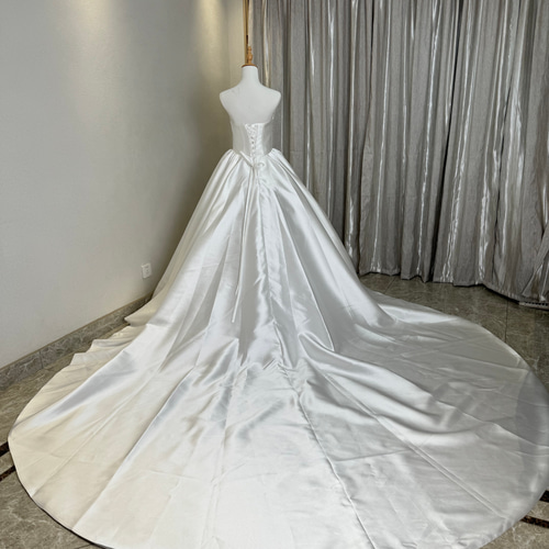 〈未使用〉ホワイトウェディングドレス Aライン 即納！豪華！オフホワイト ドレス Aライン ベアトップ サッシュ