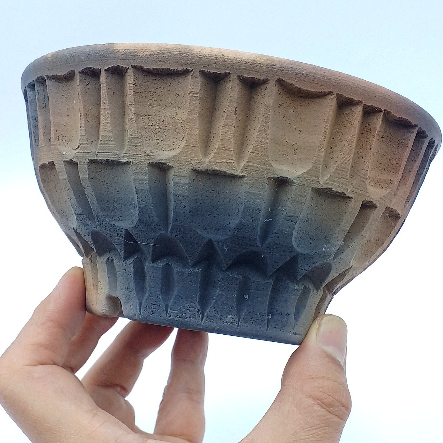 5号　BsLab の植木鉢 C-15 (炭化焼成・匣詰め・窯変・焼締・彫文)