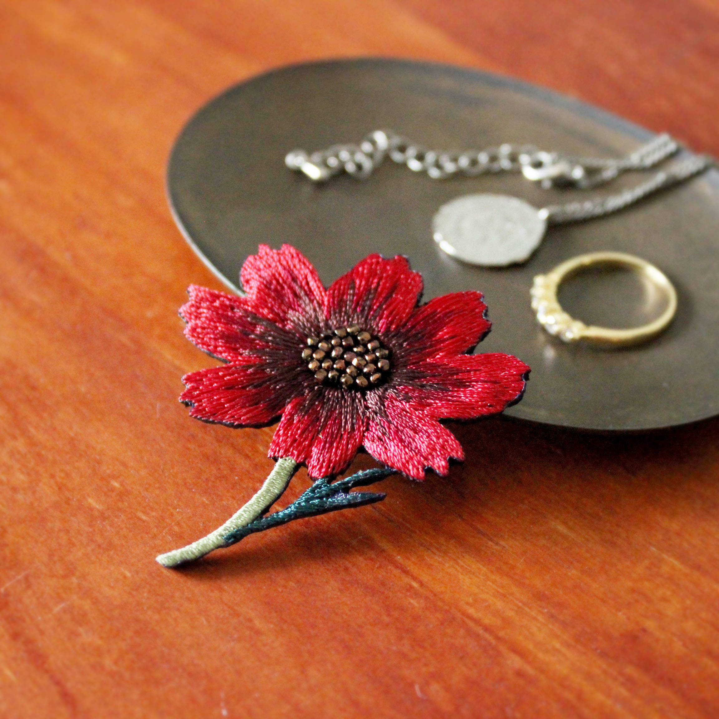 チョコレートコスモスの刺繍ブローチ