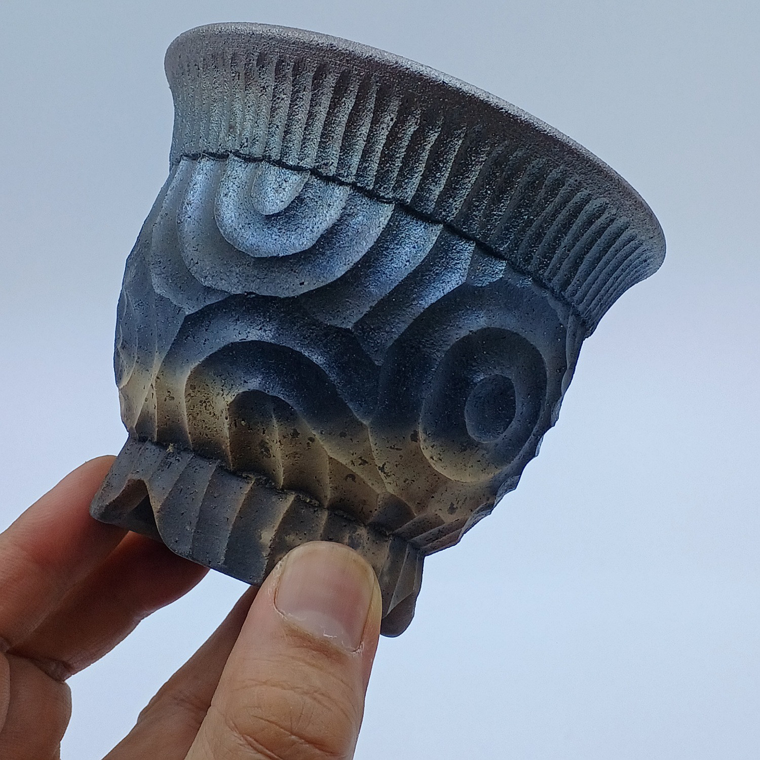 3.5号　BsLab の植木鉢 C-21 (炭化焼成・匣詰め・窯変・焼締・彫文)