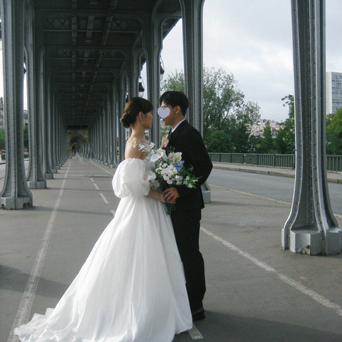 実例写真！ウエディングドレス パフスリーブ バックレス シルクタフタ  