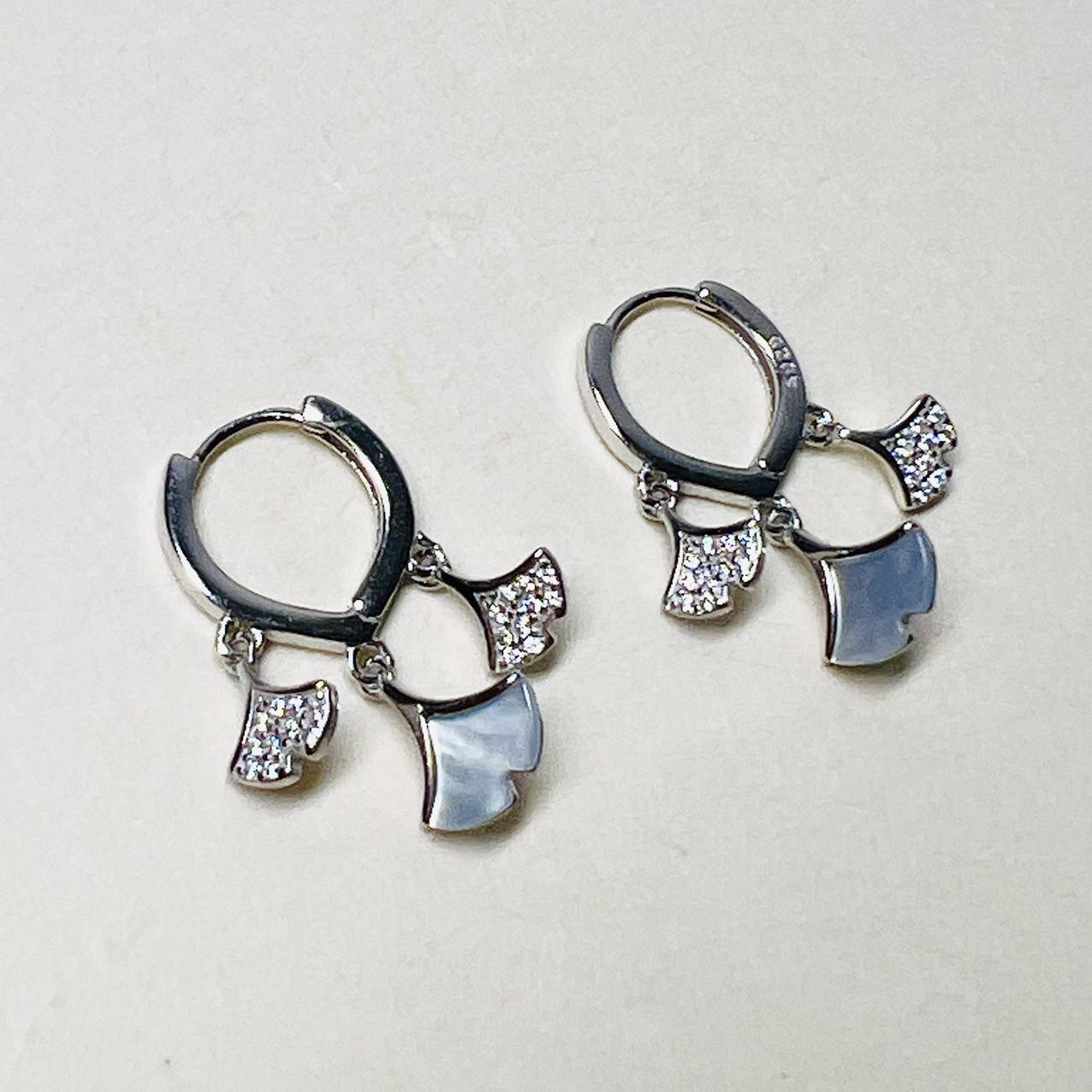 シルバー925製イアリング　独自デザイン　かわいい銀杏の形　秋の彩り  シェル＆ダイヤイヤリング　クリップ式　S925