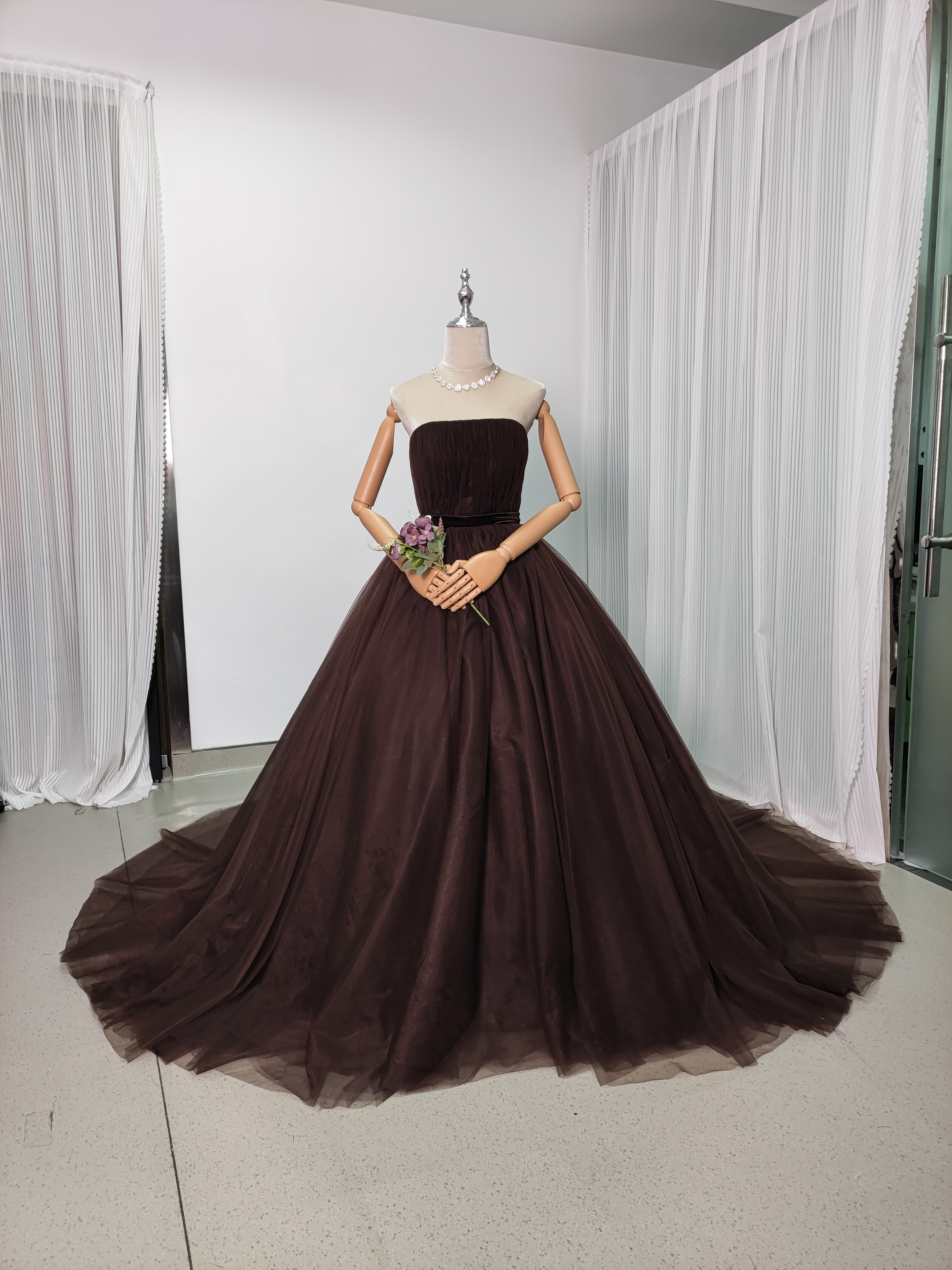 送料無料！カラードレス コーヒーの色 ベアトップ 柔らかく重ねたチュールスカート クラシカル 編み上げ 25,193円