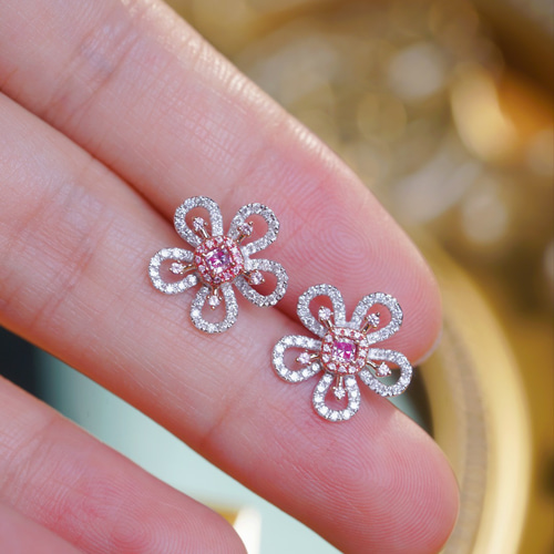 花モチーフ ピンクダイヤモンド付きピアスk18 ピアス（スタッド・一粒  
