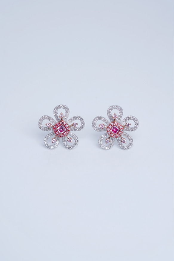 花モチーフ ピンクダイヤモンド付きピアスk18 ピアス（スタッド・一粒  