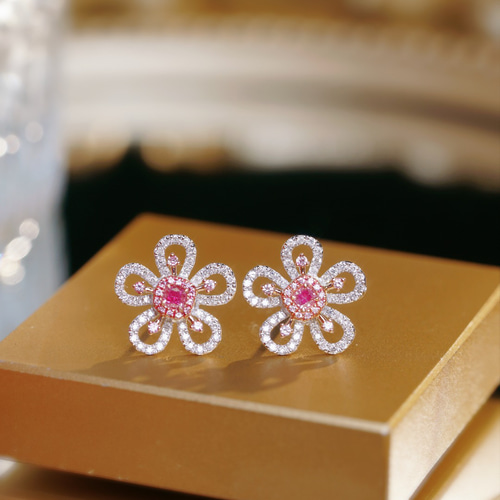 花モチーフ ピンクダイヤモンド付きピアスk18 ピアス（スタッド・一粒  