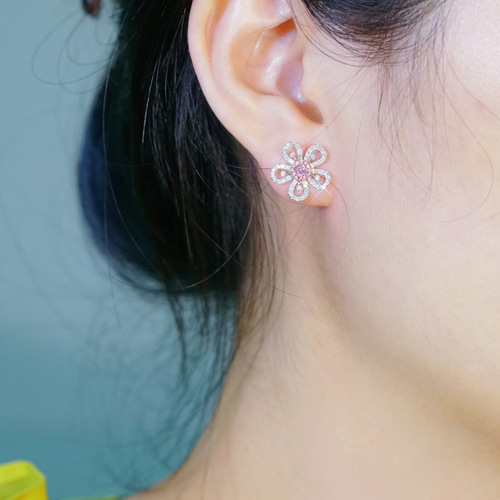 花モチーフ ピンクダイヤモンド付きピアスk18 ピアス（スタッド・一粒  