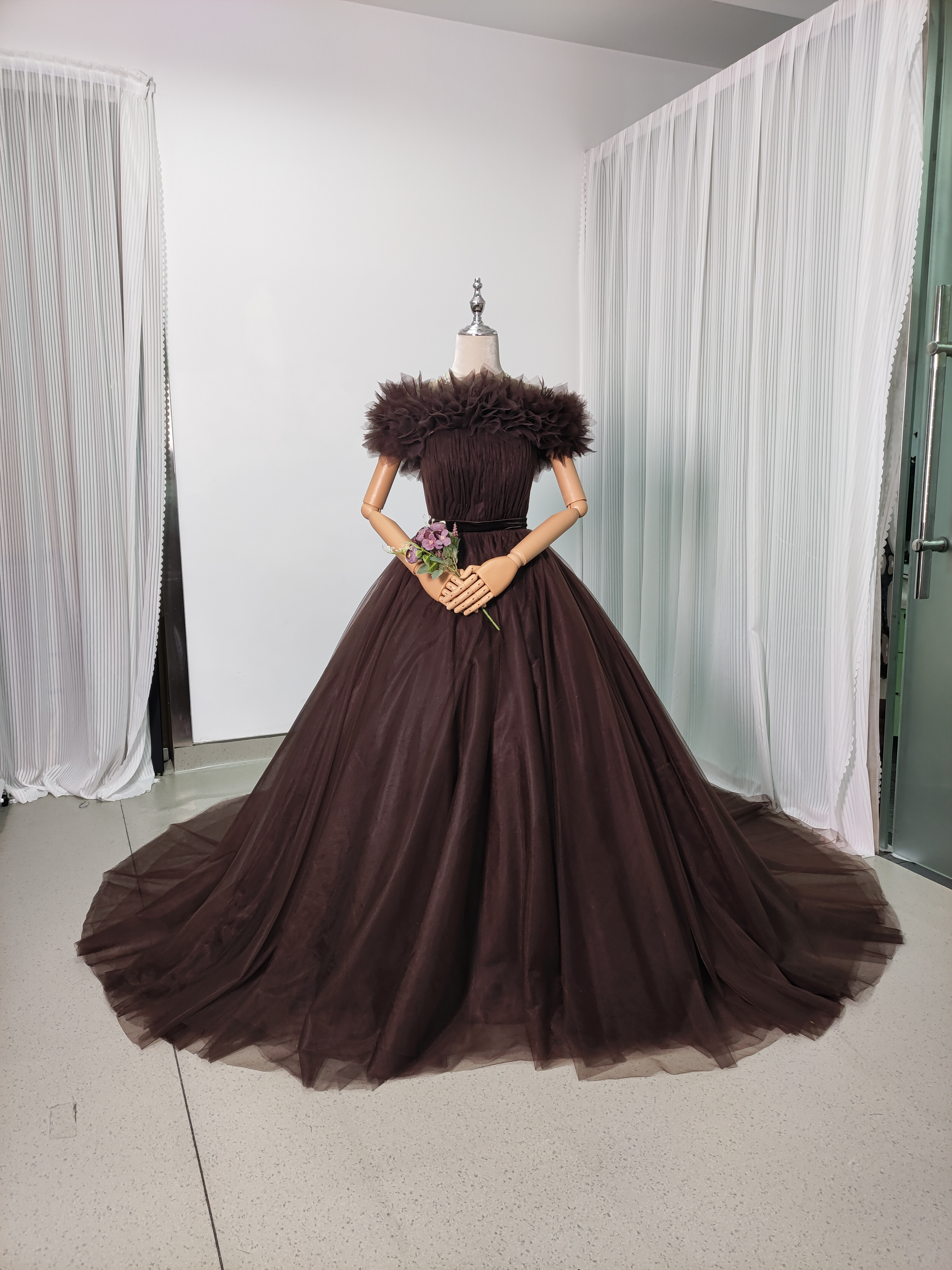 送料無料！カラードレス コーヒーの色 オフショルダー 柔らかく重ねたチュールスカート クラシカル 編み上げ