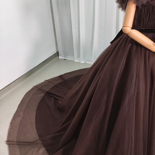 送料無料！カラードレス コーヒーの色 オフショルダー 柔らかく重ねた  