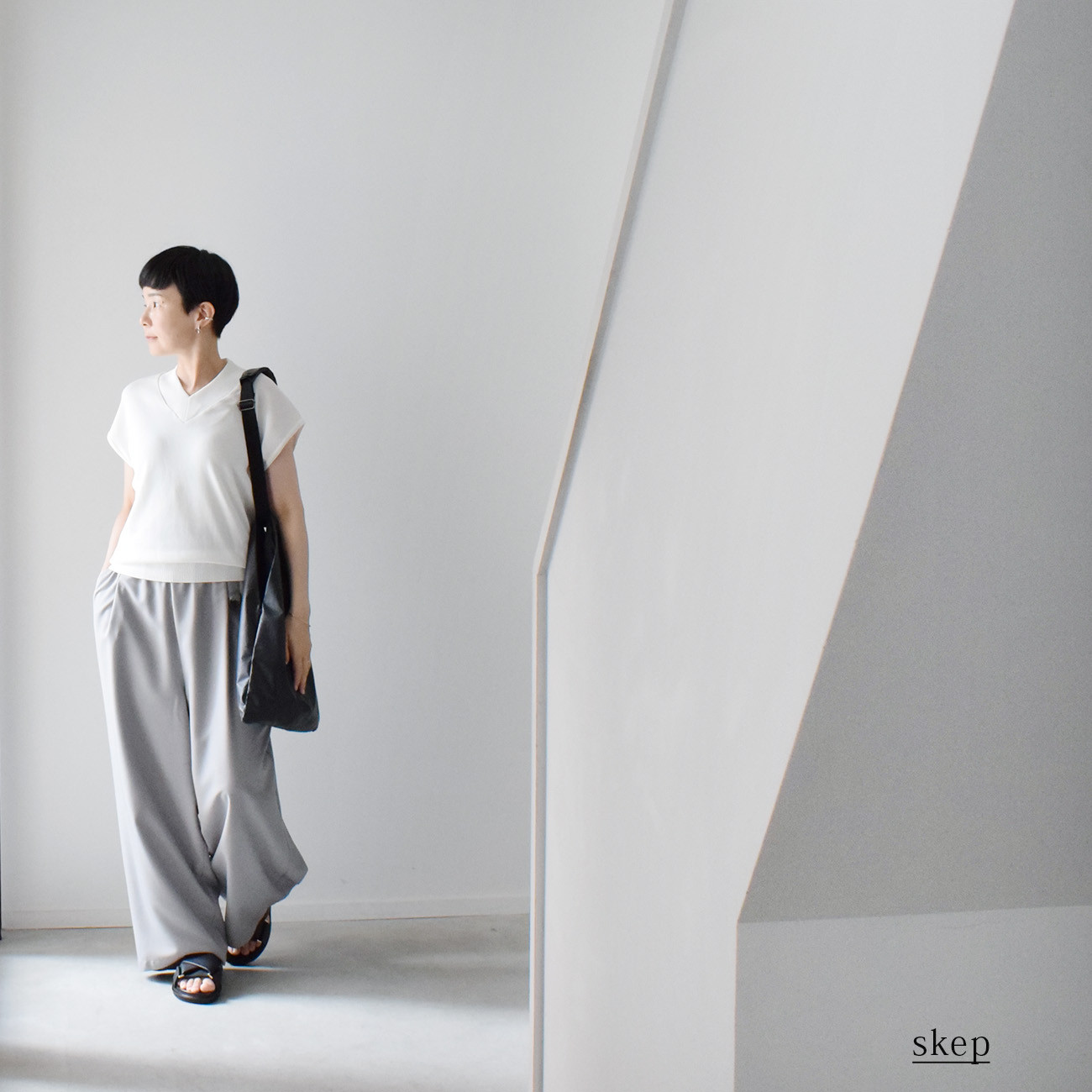 フレンチスリーブVネックニット：白［NT43FSWH］