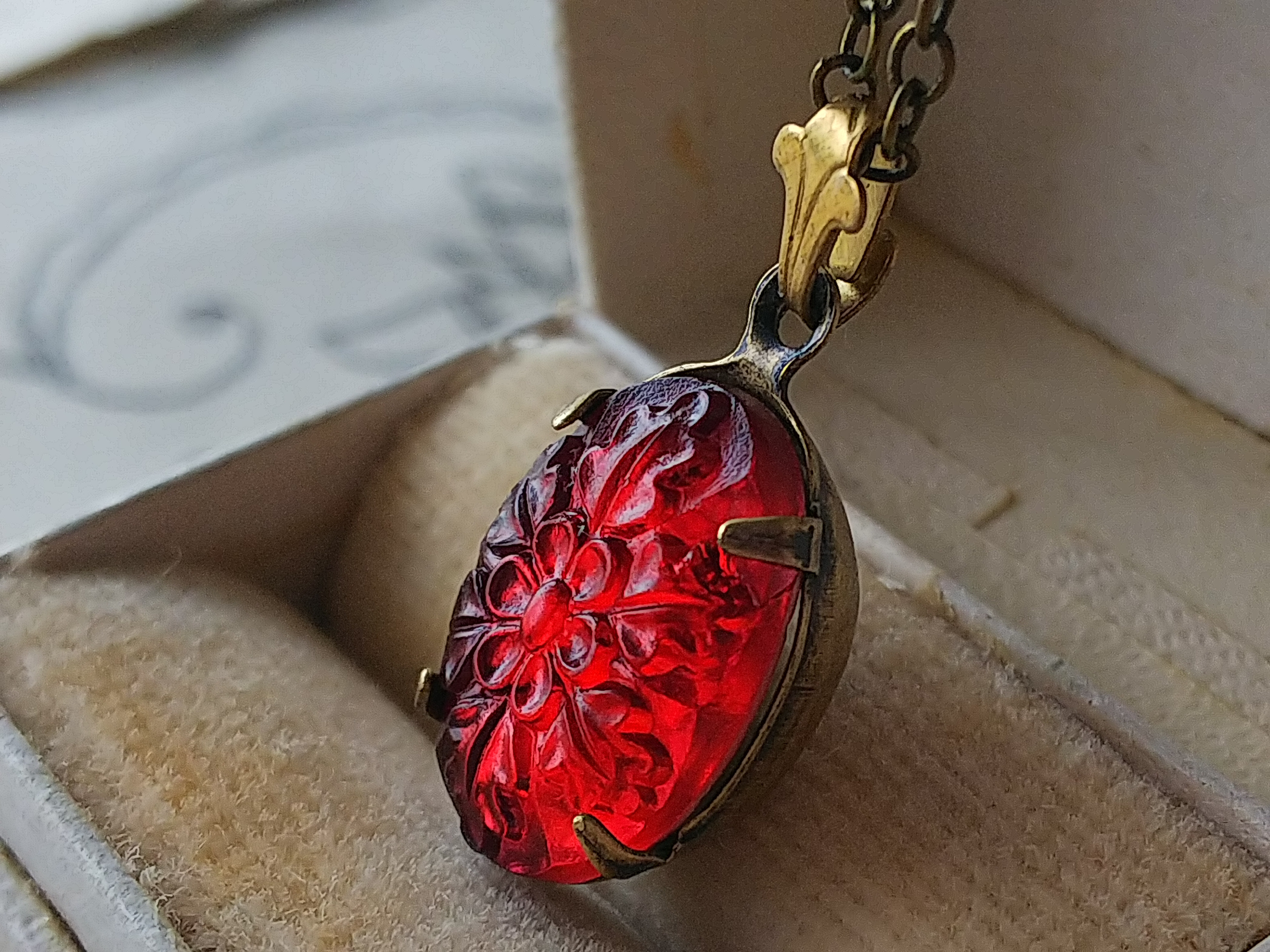 ヴィンテージ 真っ赤なお花とオークの葉のレリーフGlass