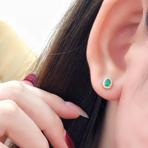 天然ダイヤモンド付きエメラルドピアスk18 ピアス（スタッド・一