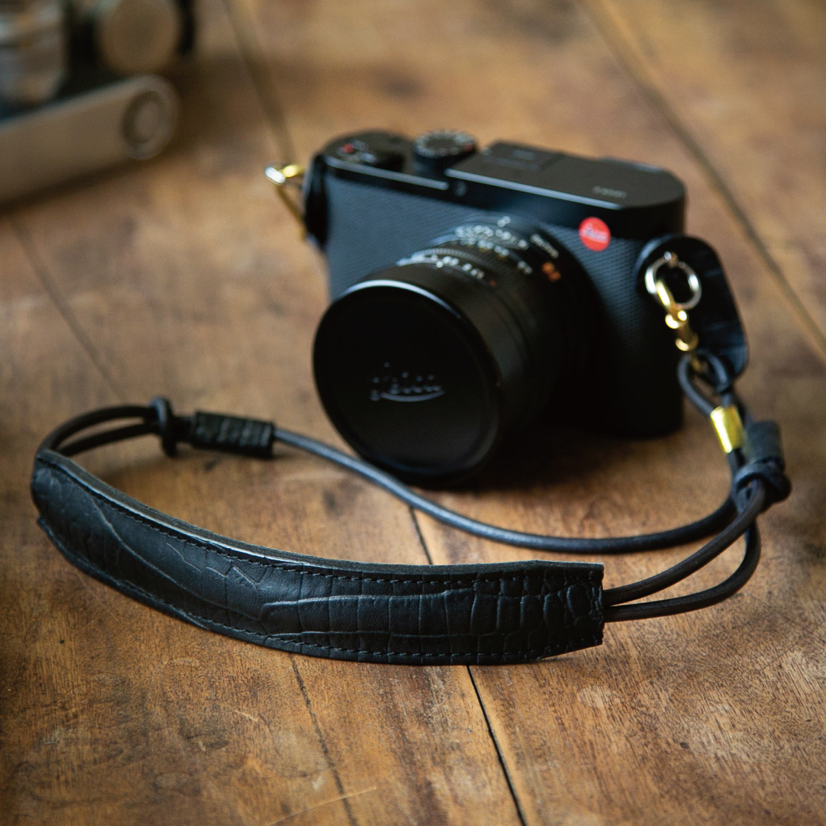 【クロコダイル型押しレザー×真鍮金具】革紐カメラストラップ【ブラック】