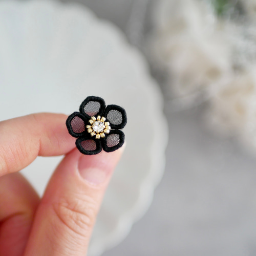 ブラックフラワーピアス/イヤリング (受注生産/オーガンジー刺繍/黒