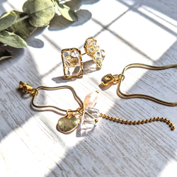 あらゆる幸運を呼び寄せる【水晶】のオルゴナイトと歪みフープ 淡水パールのピアス 樹脂ピアス イヤリング 14KGF 2枚目の画像