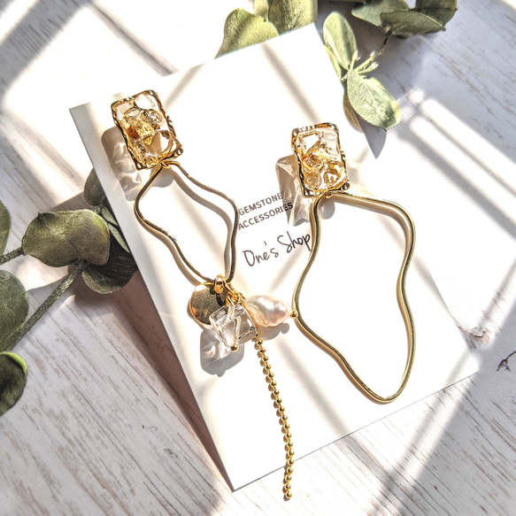 あらゆる幸運を呼び寄せる【水晶】のオルゴナイトと歪みフープ 淡水パールのピアス 樹脂ピアス イヤリング 14KGF 1枚目の画像