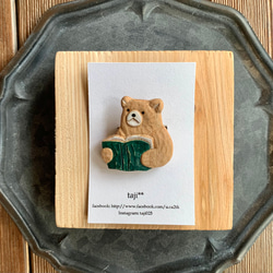 KIYATA 木製クマの彫刻 ブローチ Kiyata クマ 木製ブローチ - メルカリ