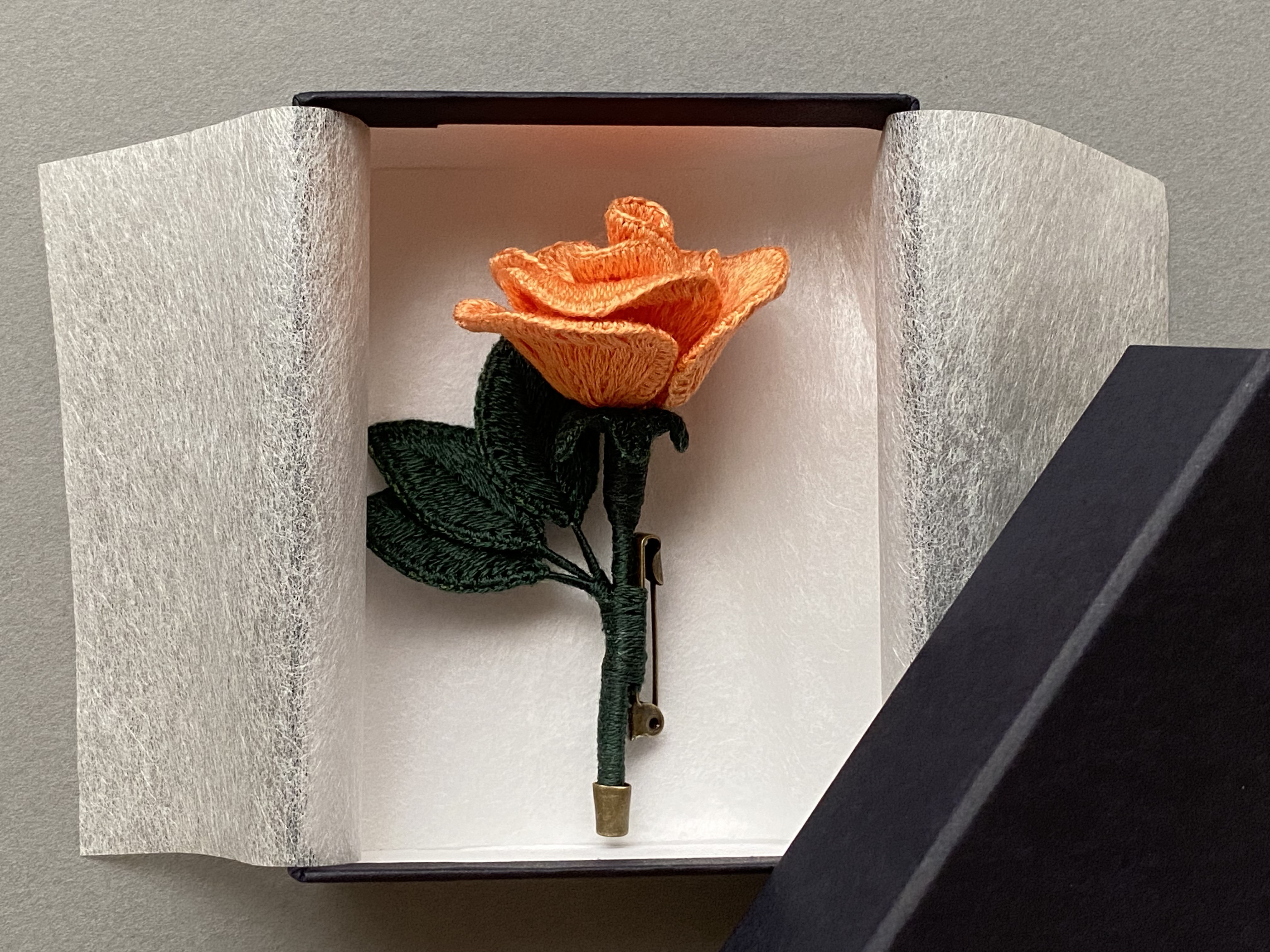 オレンジ色のバラの立体刺繍ブローチ ブローチ 禎工房 通販