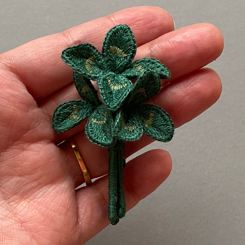 四つ葉のクローバー立体刺繍ブローチ ブローチ 禎工房 通販