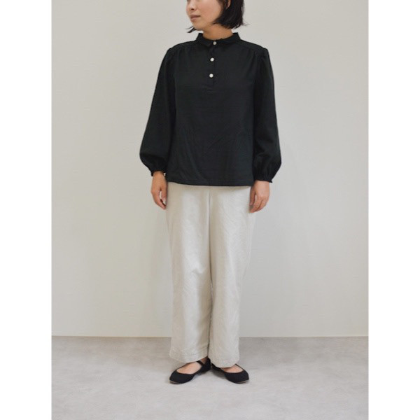 小さいえりが大人かわいい　ふんわりギャザーブラウス