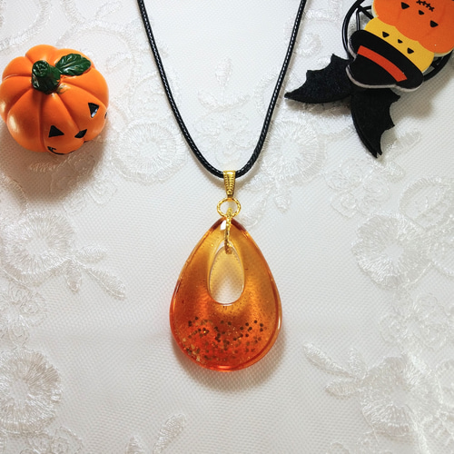 ハロウィン】雫型(オレンジラメ)レジンネックレス ネックレス