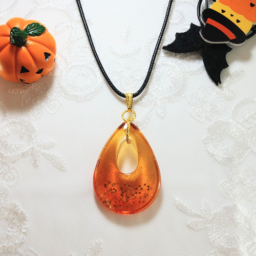 ハロウィン】雫型(オレンジラメ)レジンネックレス ネックレス