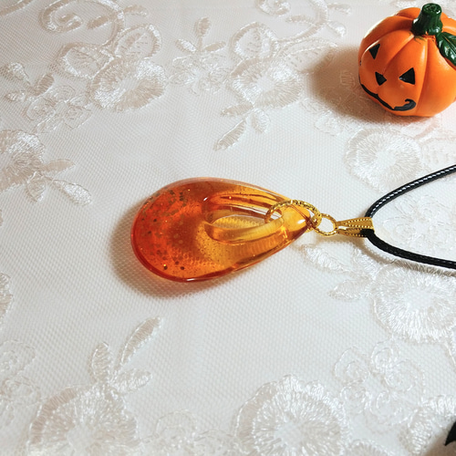 ハロウィン】雫型(オレンジラメ)レジンネックレス ネックレス