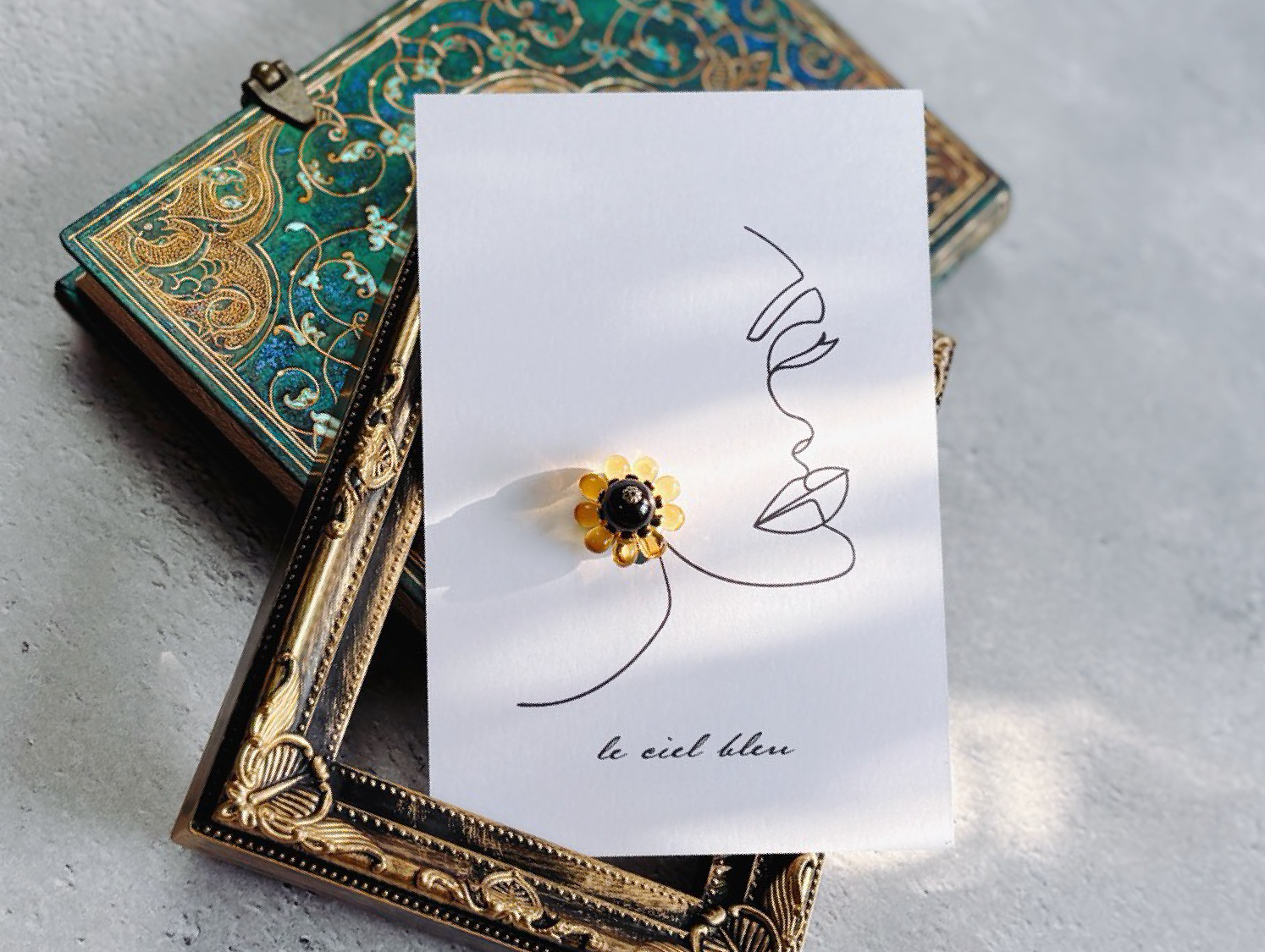 耳元に花を彩る天然石イヤリング　ガーネット　ゴールド　黄色　イヤリング　ピアス　大人華やか　花　向日葵　プレゼント