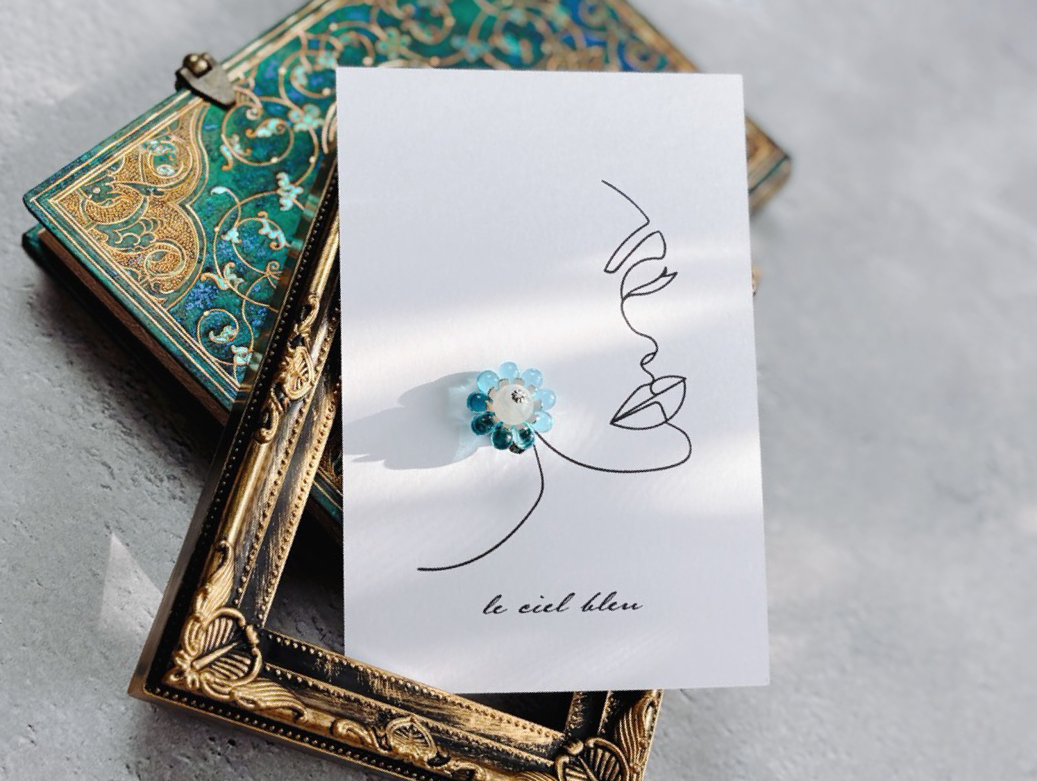 耳元に花を彩る天然石イヤリング　ムーンストーン　シルバー　水色　イヤリング　ピアス　大人華やか　花　爽やか　プレゼント