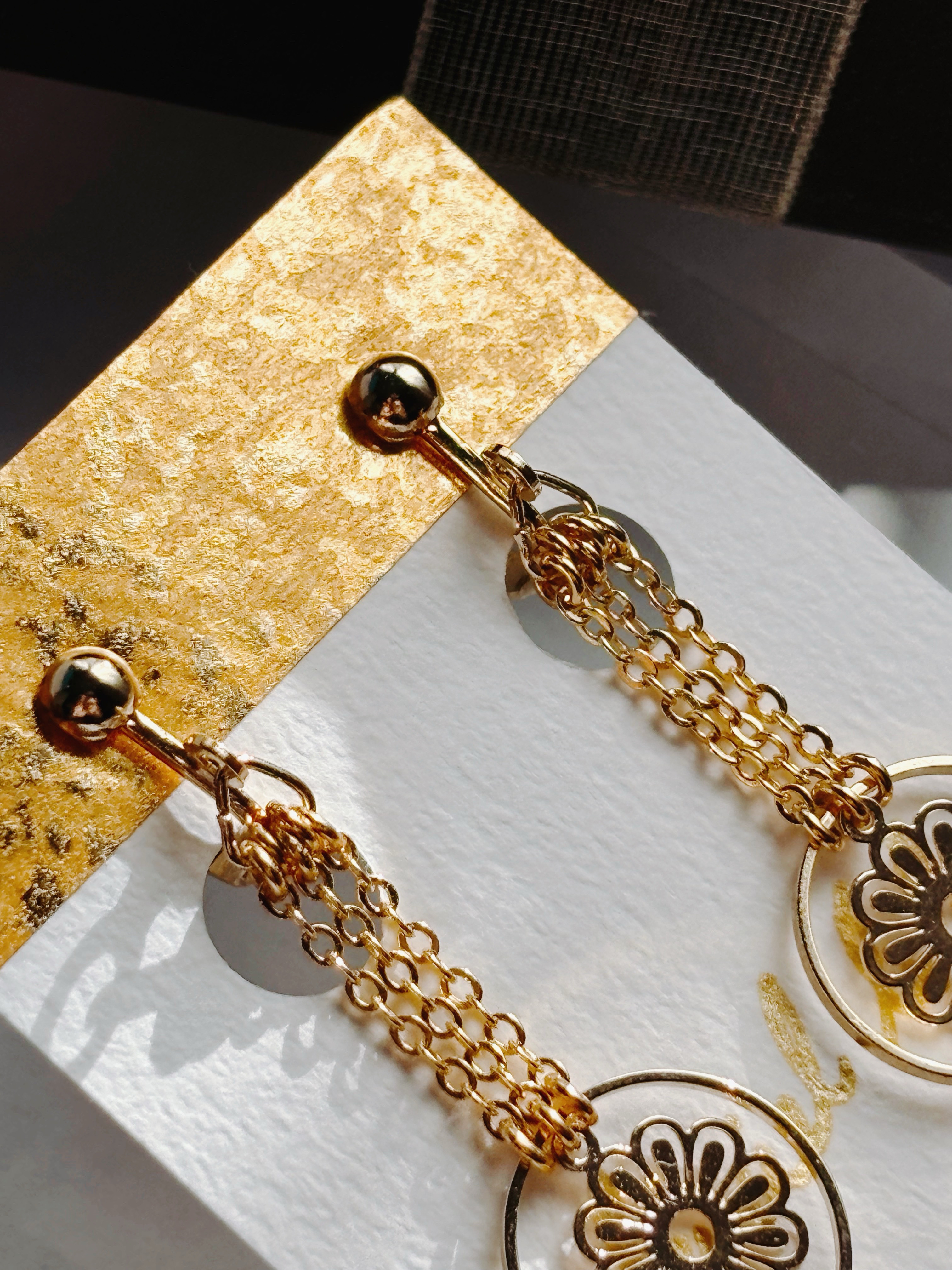 花揺れる天然石イヤリング　アメジスト　天然石　ゴールド　イヤリング　ピアス　揺れる　大ぶり　花　プレゼント　ラッピング