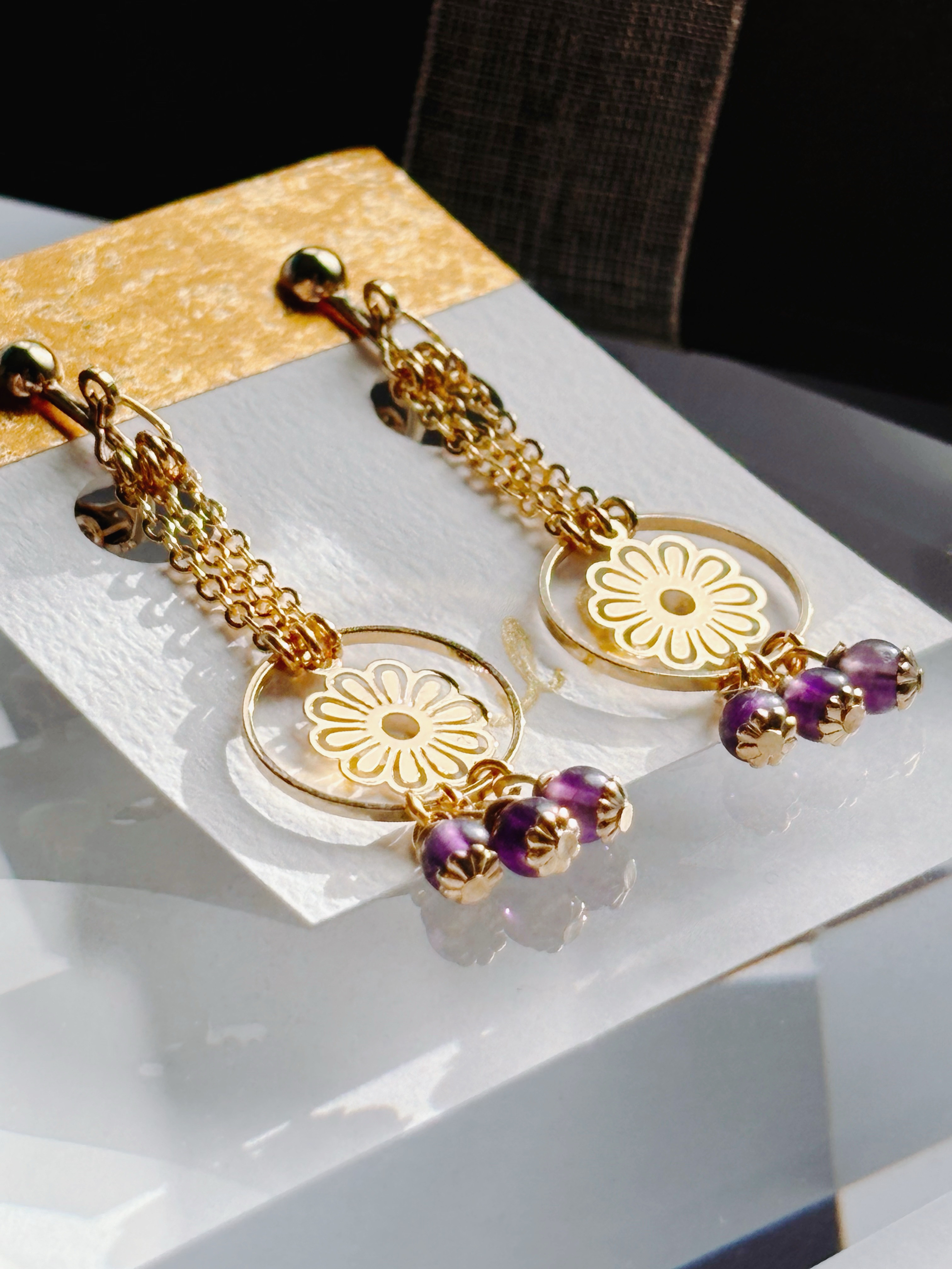 花揺れる天然石イヤリング　アメジスト　天然石　ゴールド　イヤリング　ピアス　揺れる　大ぶり　花　プレゼント　ラッピング