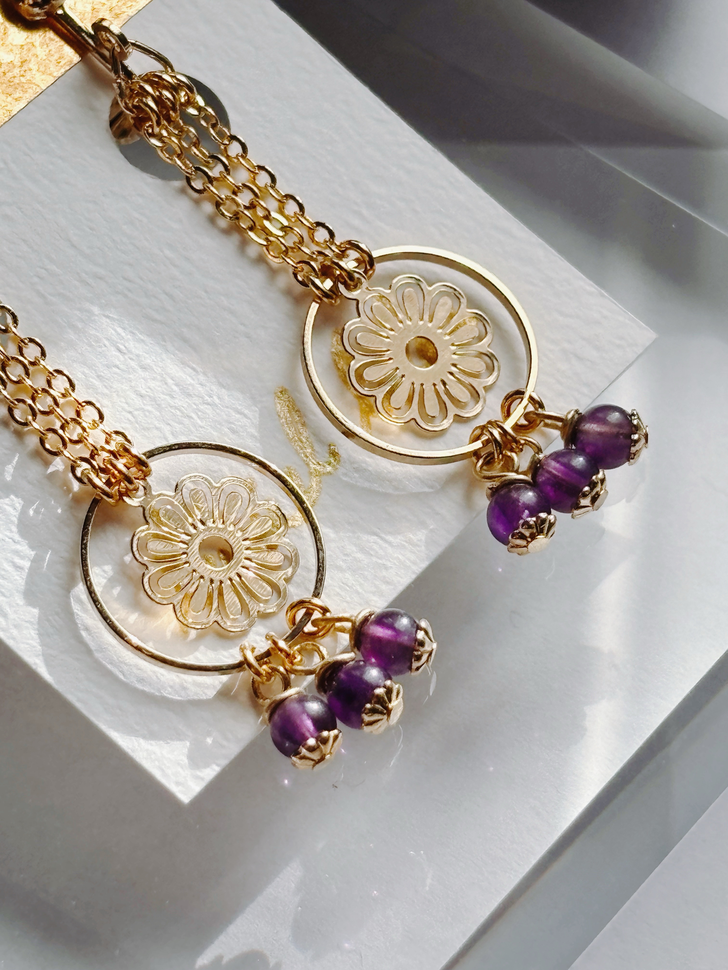 花揺れる天然石イヤリング　アメジスト　天然石　ゴールド　イヤリング　ピアス　揺れる　大ぶり　花　プレゼント　ラッピング