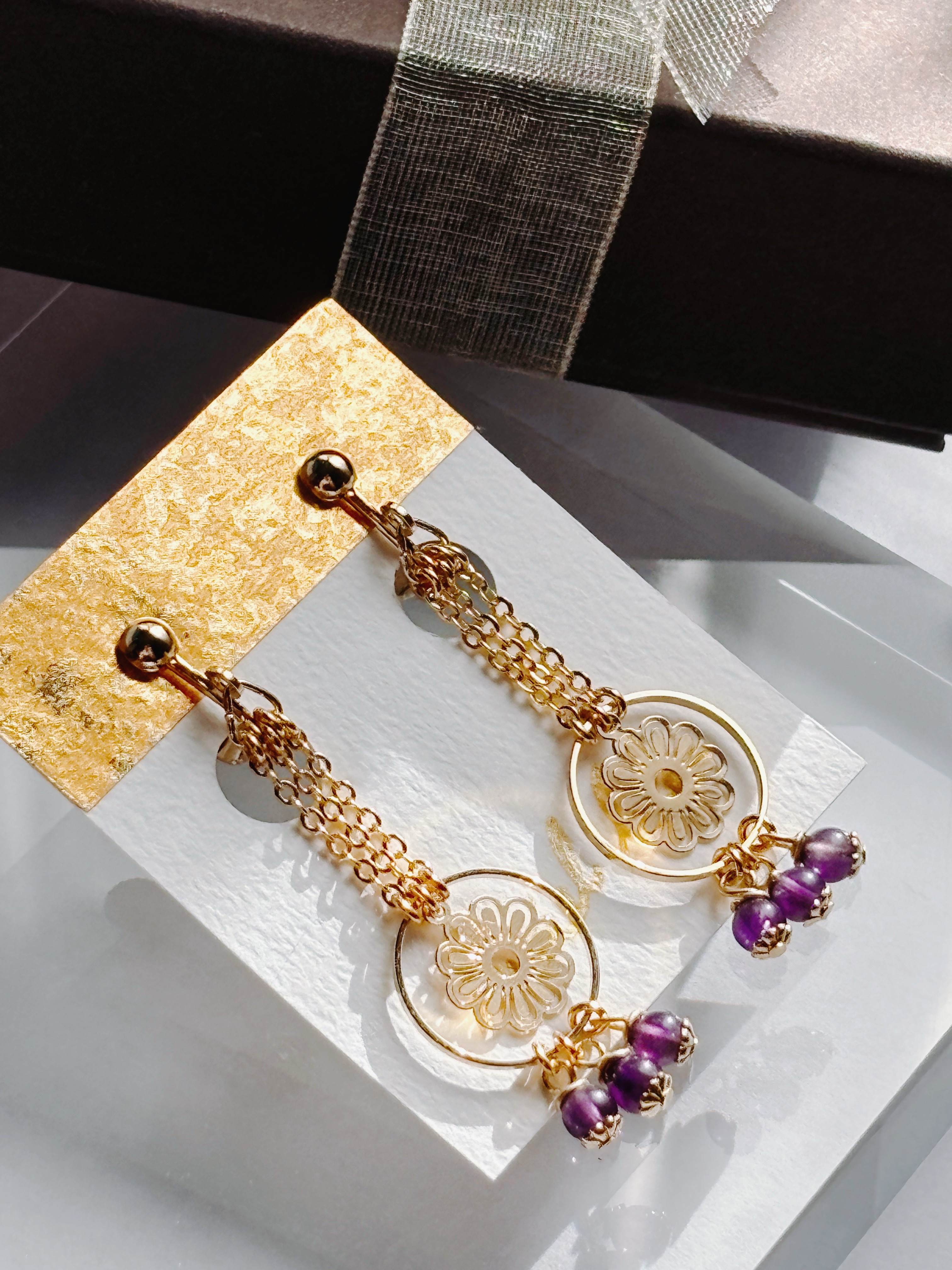 花揺れる天然石イヤリング　アメジスト　天然石　ゴールド　イヤリング　ピアス　揺れる　大ぶり　花　プレゼント　ラッピング