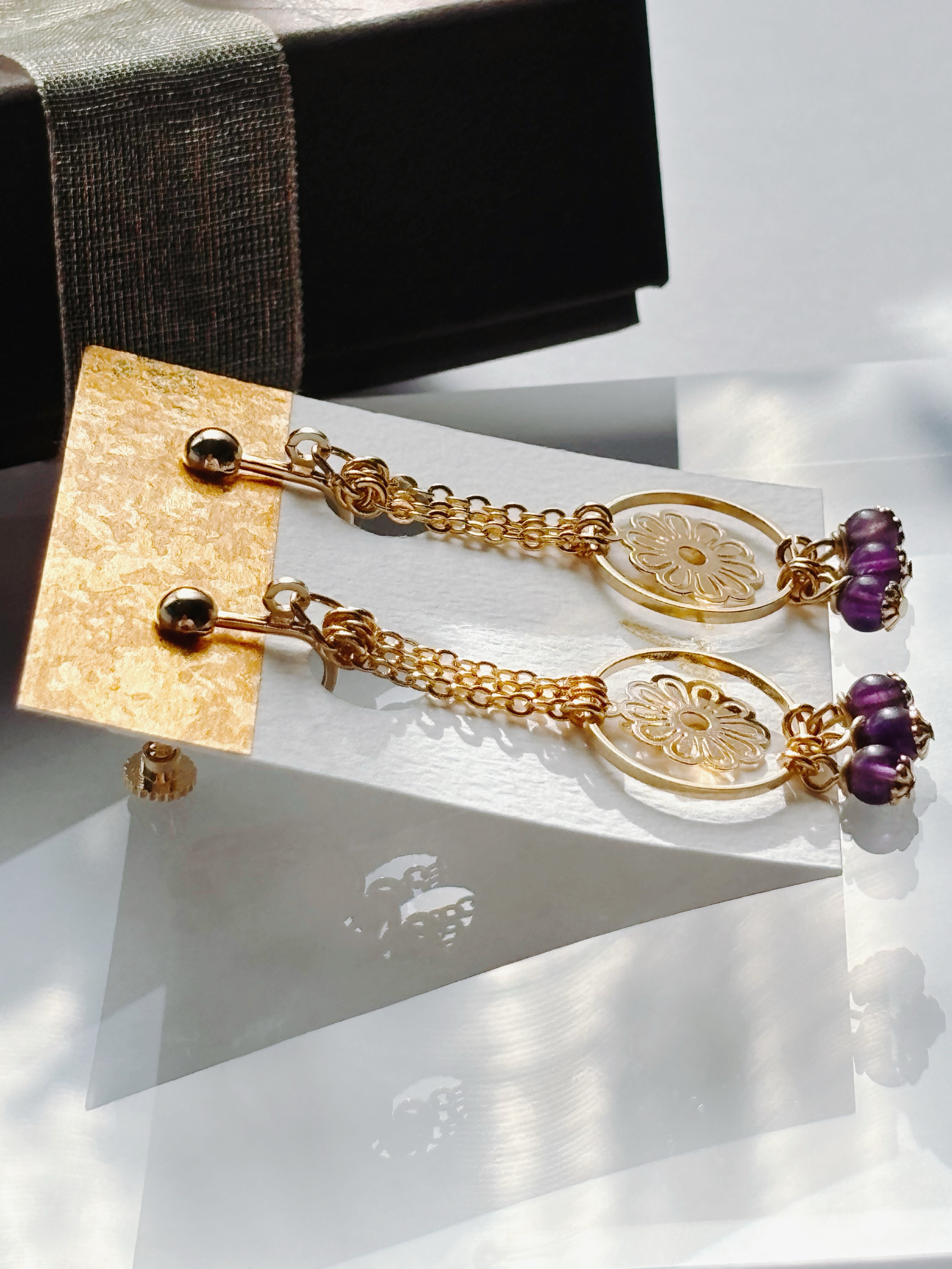 花揺れる天然石イヤリング　アメジスト　天然石　ゴールド　イヤリング　ピアス　揺れる　大ぶり　花　プレゼント　ラッピング