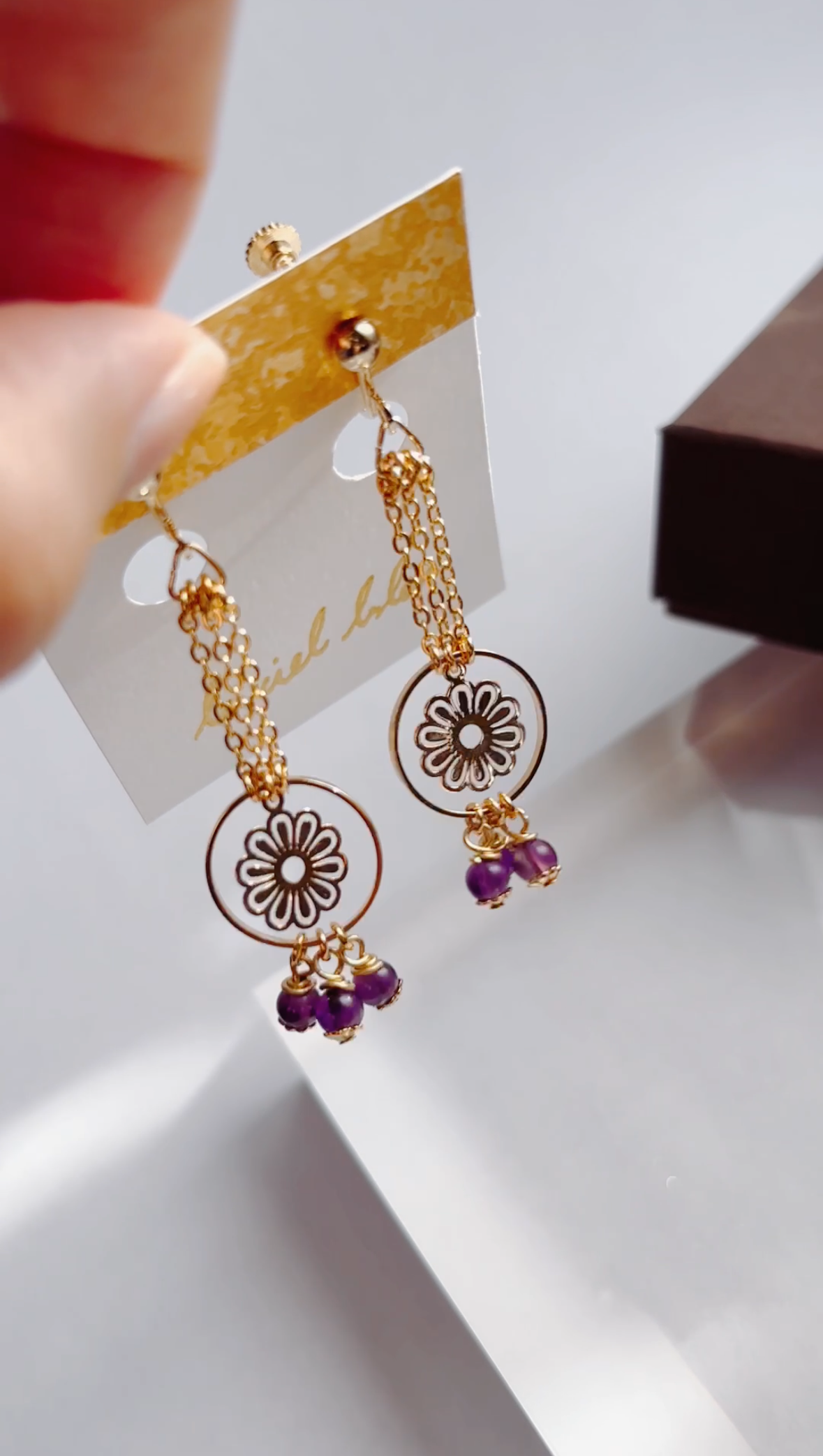 花揺れる天然石イヤリング　アメジスト　天然石　ゴールド　イヤリング　ピアス　揺れる　大ぶり　花　プレゼント　ラッピング