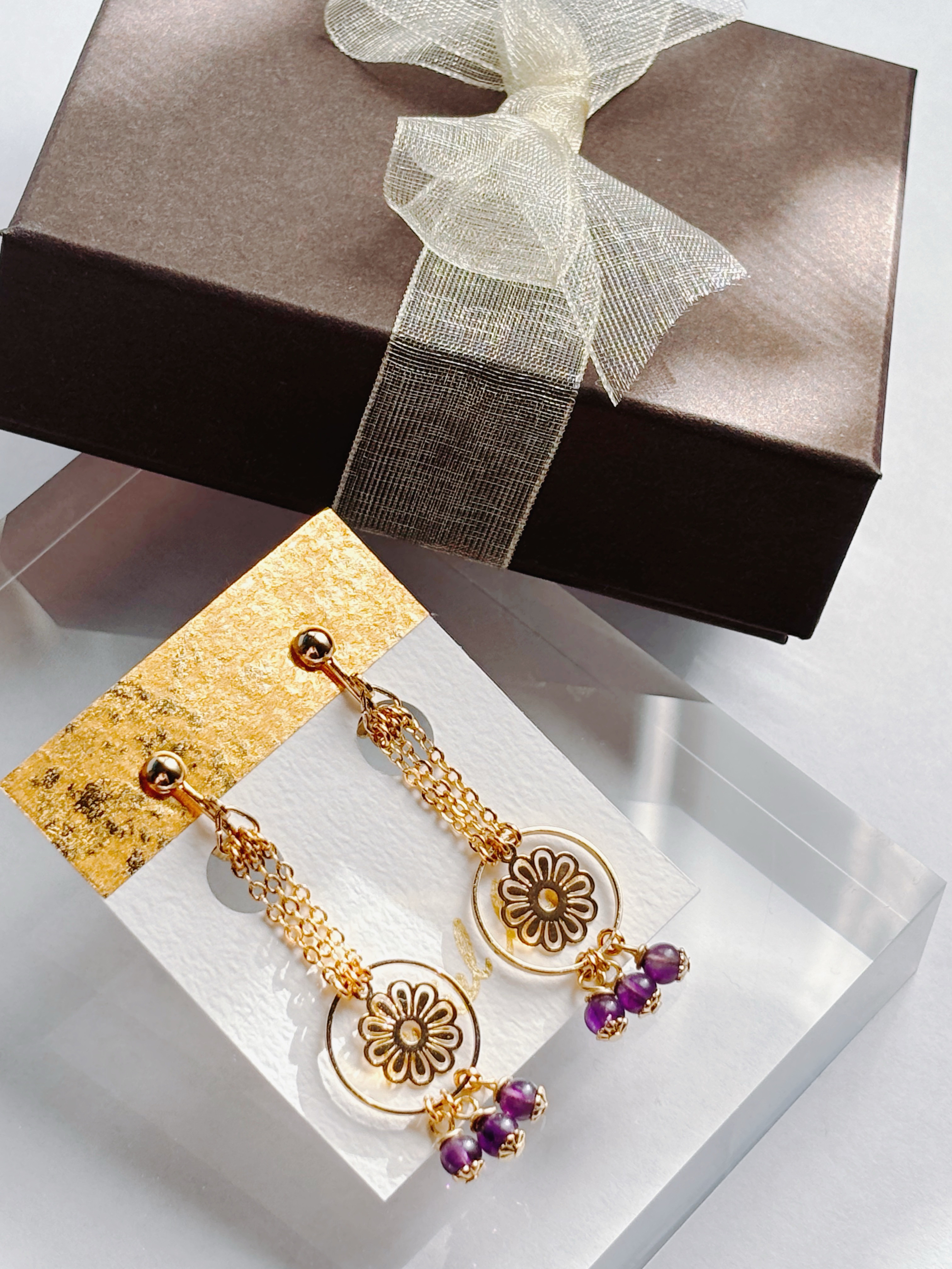 花揺れる天然石イヤリング　アメジスト　天然石　ゴールド　イヤリング　ピアス　揺れる　大ぶり　花　プレゼント　ラッピング