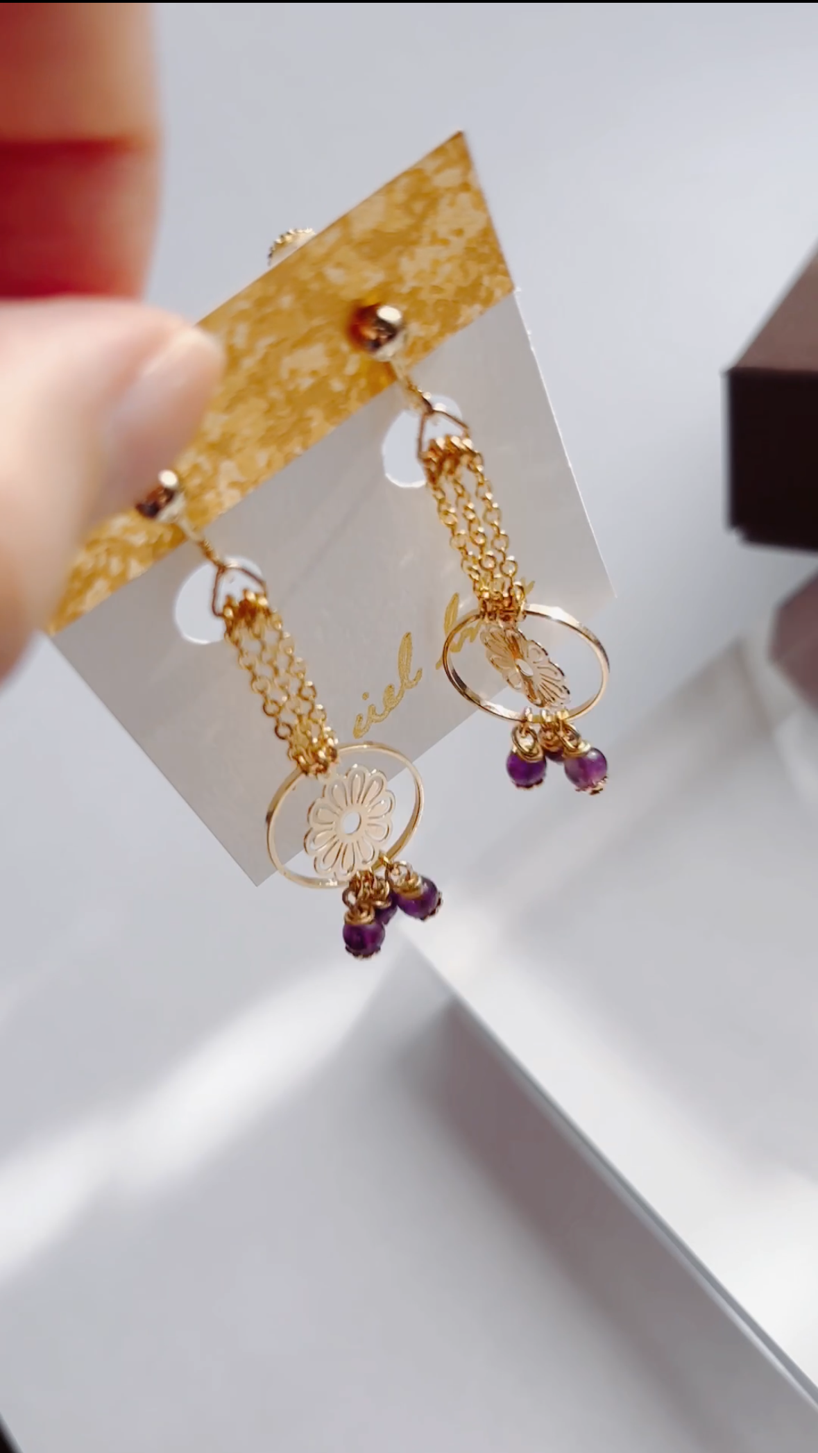 花揺れる天然石イヤリング　アメジスト　天然石　ゴールド　イヤリング　ピアス　揺れる　大ぶり　花　プレゼント　ラッピング