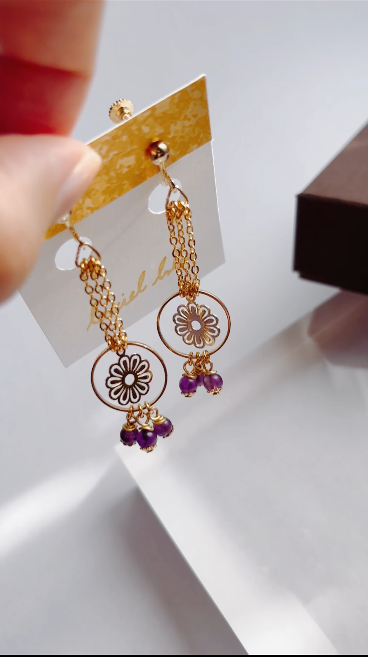 花揺れる天然石イヤリング　アメジスト　天然石　ゴールド　イヤリング　ピアス　揺れる　大ぶり　花　プレゼント　ラッピング
