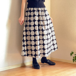 【サイズSから４L】北欧柄 １枚で履けるギャザースカート　黒 2枚目の画像