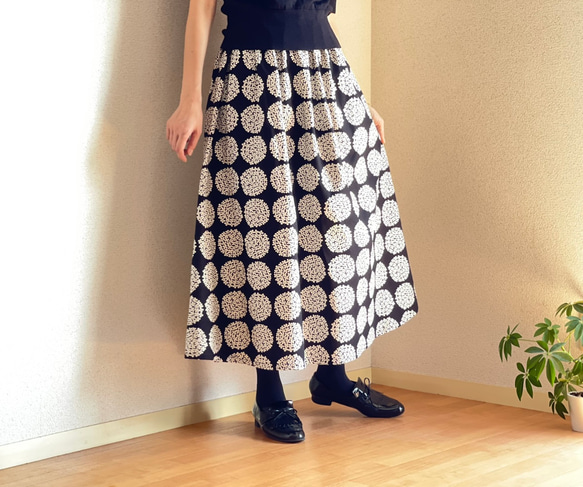 【サイズSから４L】北欧柄 １枚で履けるギャザースカート　黒 2枚目の画像