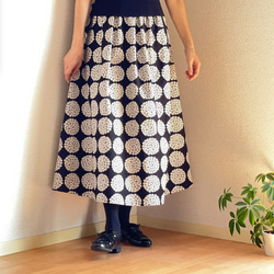 【サイズSから４L】北欧柄 １枚で履けるギャザースカート　黒 5枚目の画像